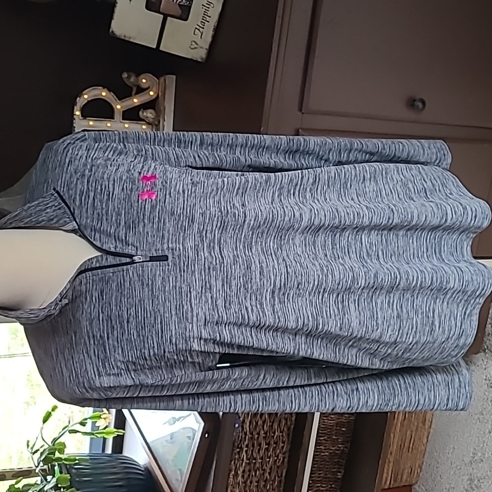 Under Armour 3/4 Zip NWOT Long Sleeve Top Black/Silver with Pink Logo Medium